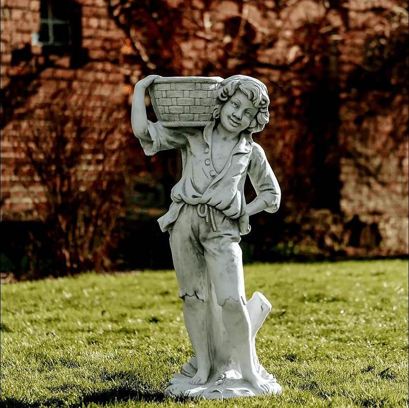 Skulptur Pojke med korg på axeln