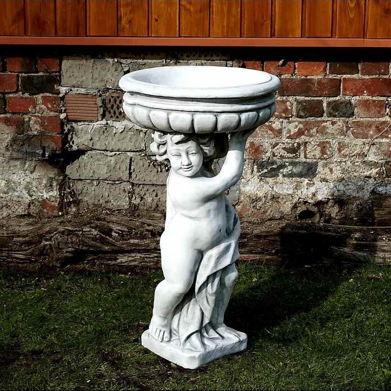 Pojke med växtskål över huvudet höger