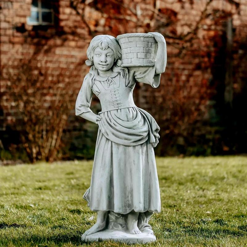 Stenskulptur Flicka med korg på axeln