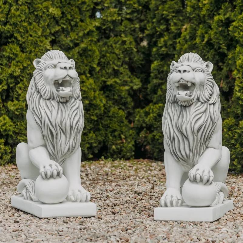 Set av Stenfigurer – Stor Lejon med Boll (höger och vänster)
