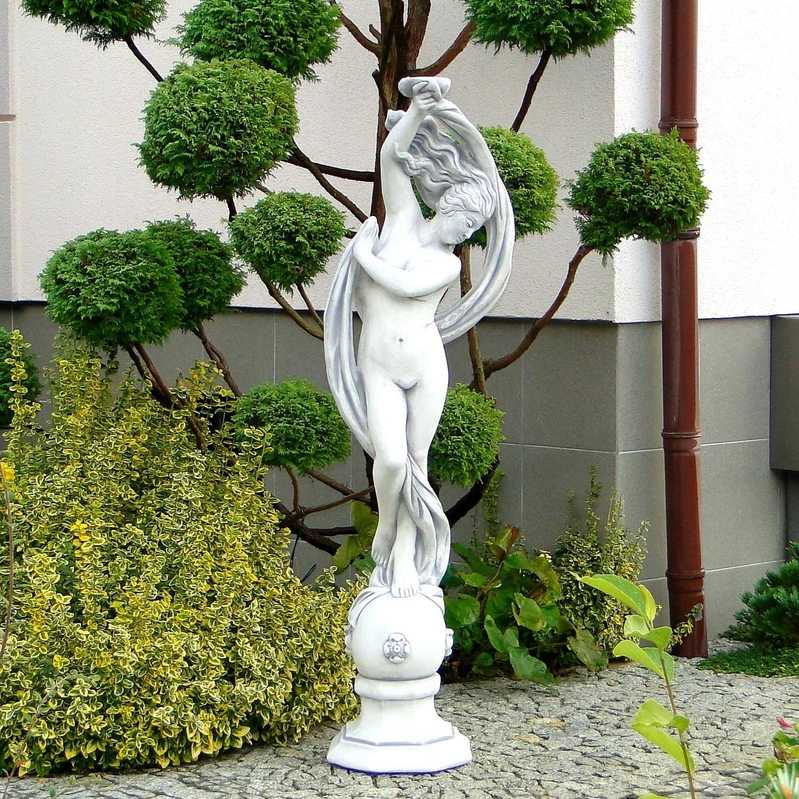 Stenskulptur Flöde Kvinna på Kula