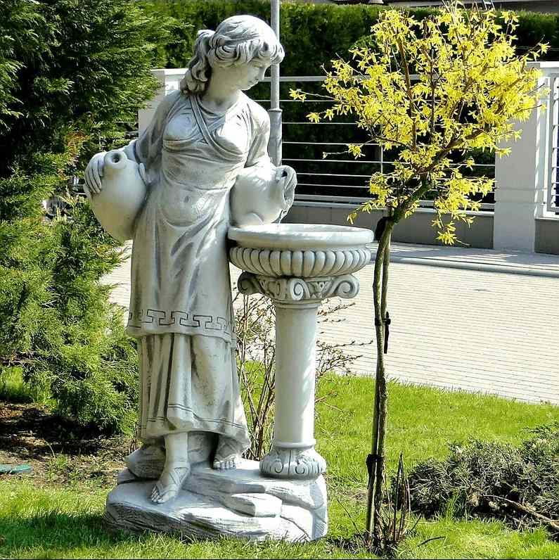 Stenskulptur Kvinna vid en Skål
