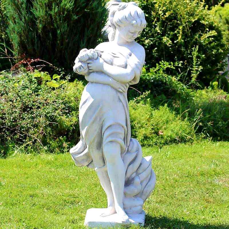 Stenskulptur kvinna med blomsterbukett
