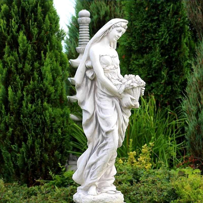 Stenfigur Kvinna med Fruktkorg