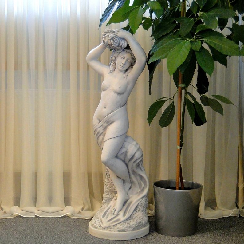 Stenskulptur Kvinna med Rosor i Håret