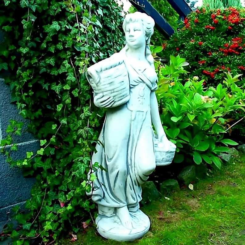 Staty av kvinna med två korgar liten
