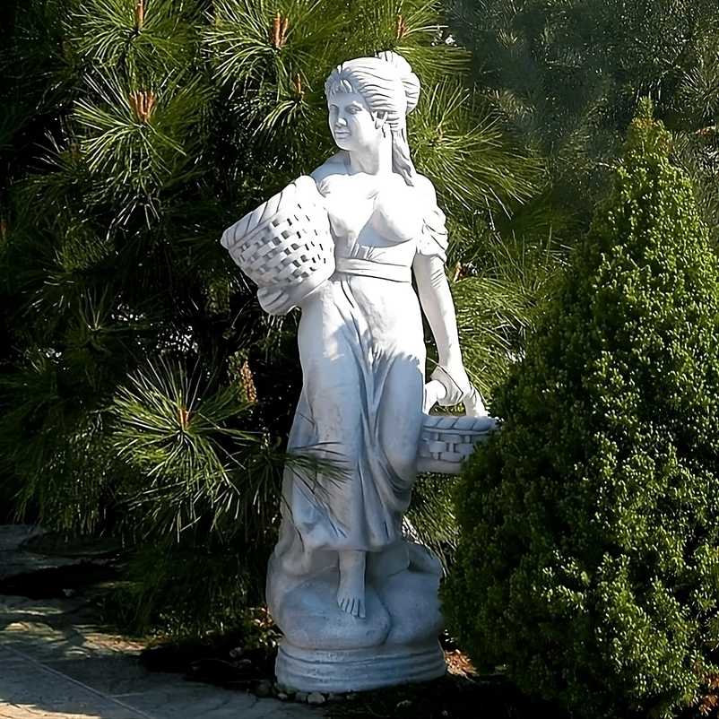 Stenfigur Kvinna med två korgar - medel