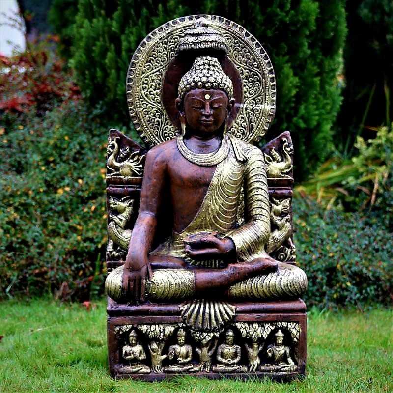 Stenskulptur Gyllene Buddha Phra Phuttha på tron