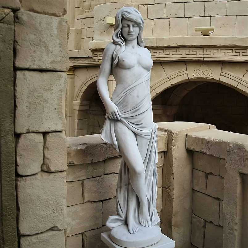 Stenskulptur med Guldhår i Klänning