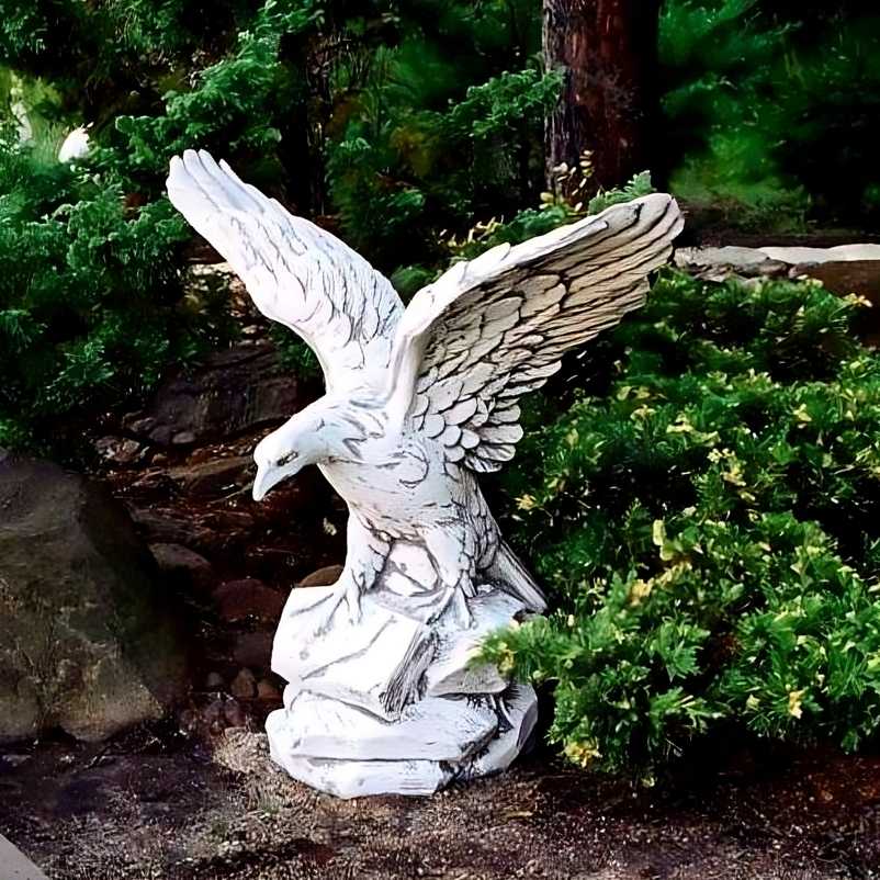 Stenskulptur Stor Örn på Klippan