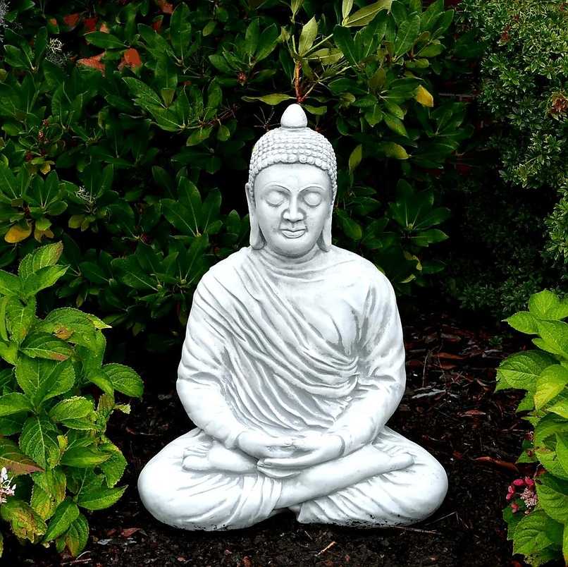 Mediterande Buddha i Kläder i Sten