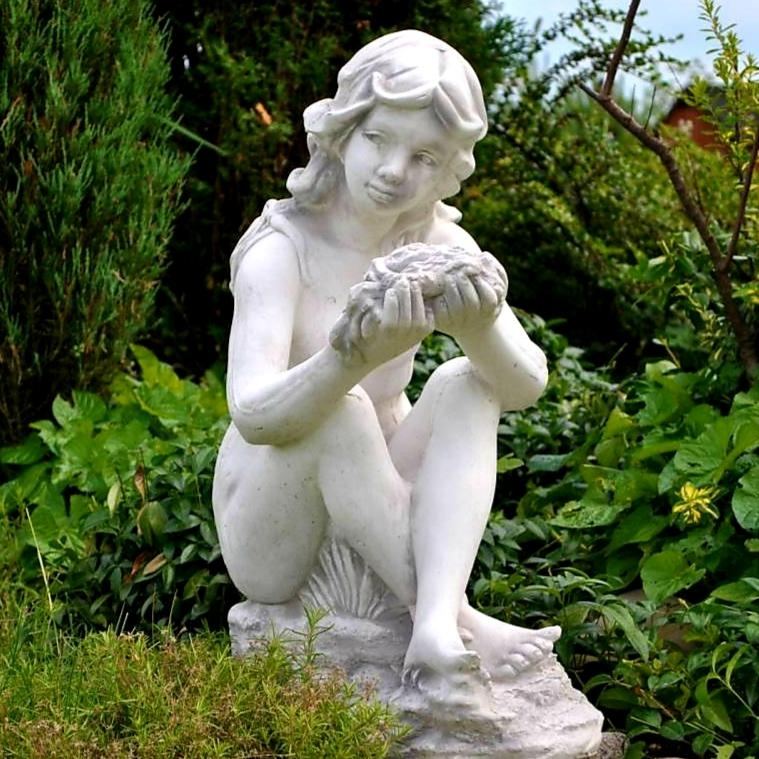 Skulptur Sittande Kvinna i Vattnet