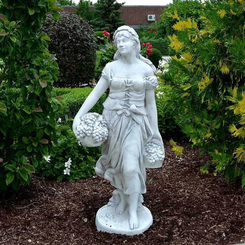 Stenskulptur Sybilla med två korgar