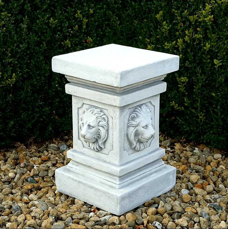 Stensäule med lejonhuvuden